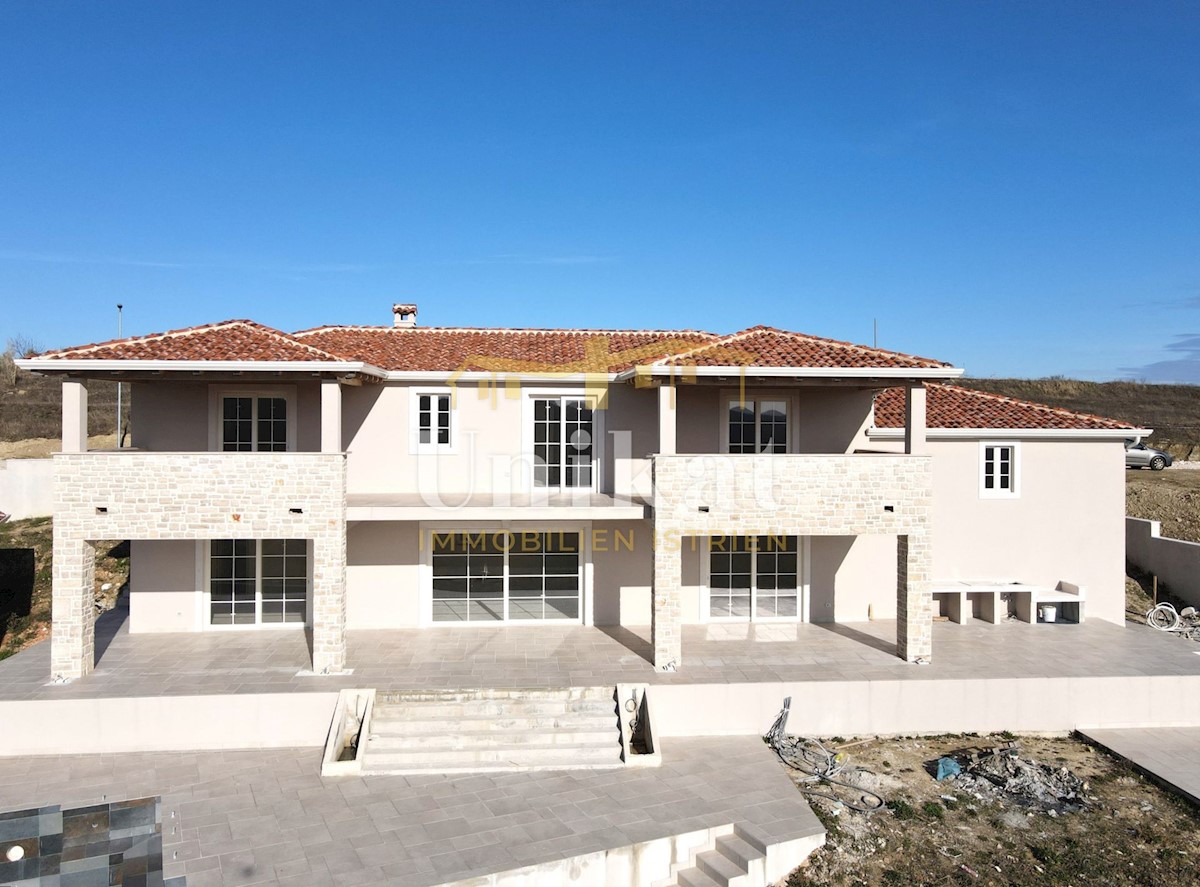 Villa mit wunderbarem Blick in die Natur + Sommerküche und Garage